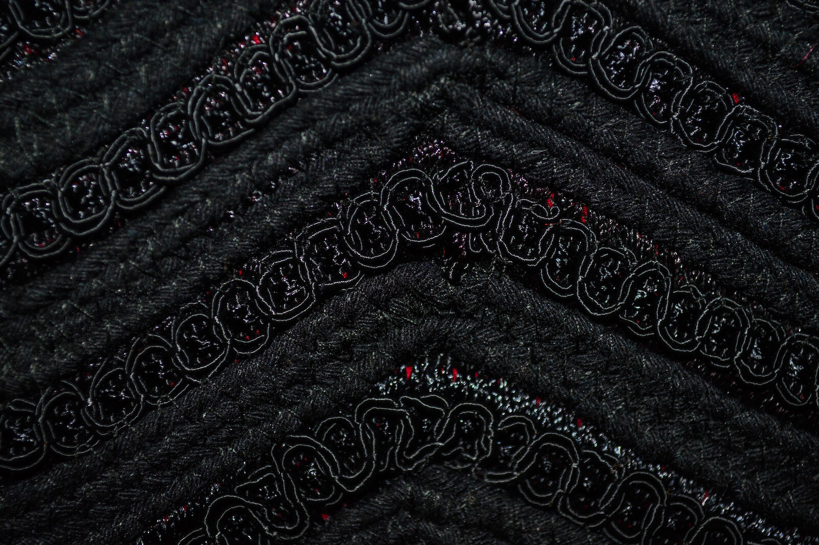 Mes Fijeve (Between Threads)