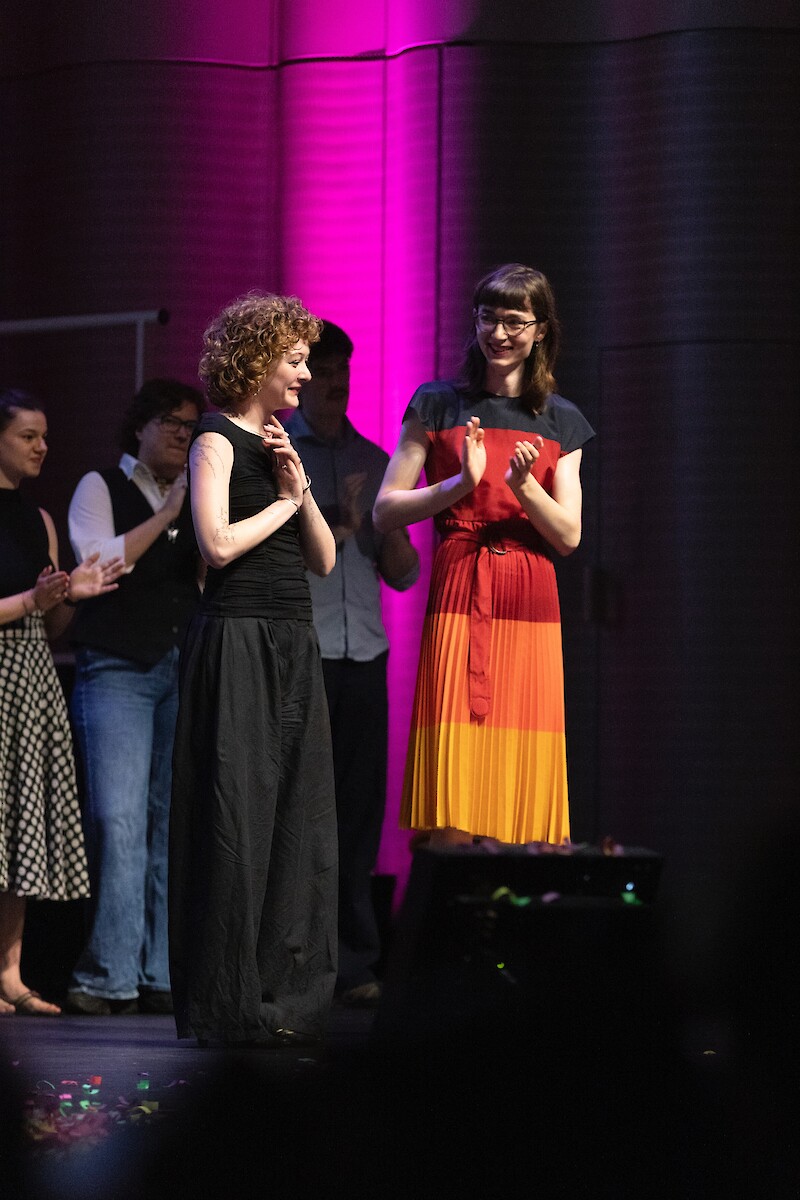 Bachelor-Absolvent:innen Alexa Weiss und Luna Schäfer (von links). Honorable Mentions. Diplomfeier Design. Foto: David Jäggi.